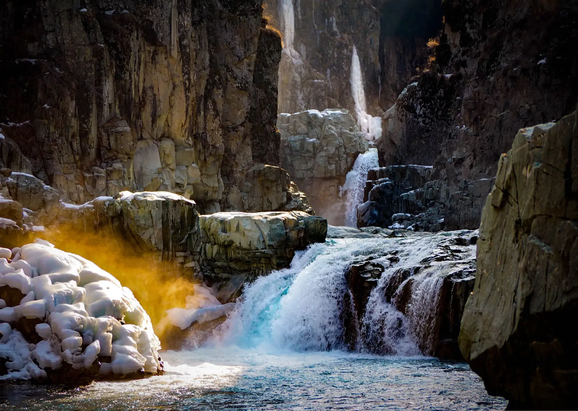 9) Aharbal Waterfall - The Niagara of Kashmir
